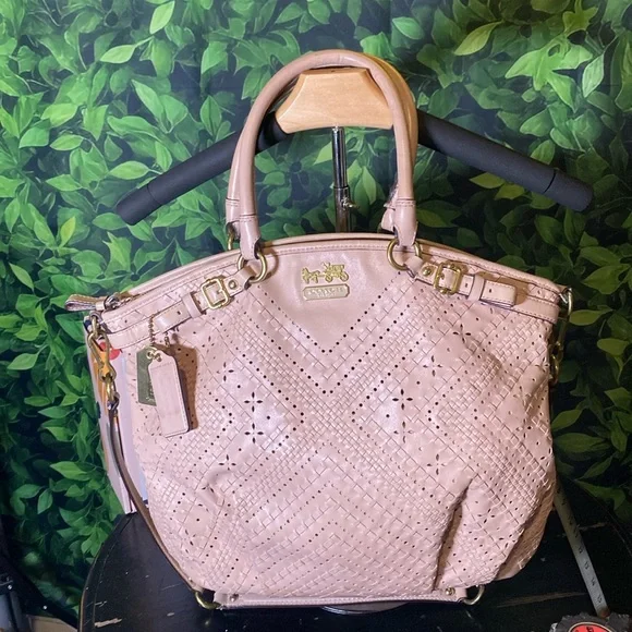 Coach blush pink shoulder bag. This bag is fire!! Pink and brass ❤️🔥 - Picture 1 of 16